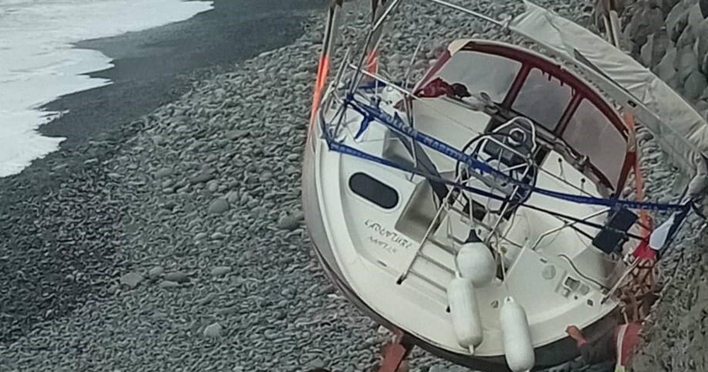 Terminou operação de retirada do veleiro da praia Formosa (com fotos e vídeo)