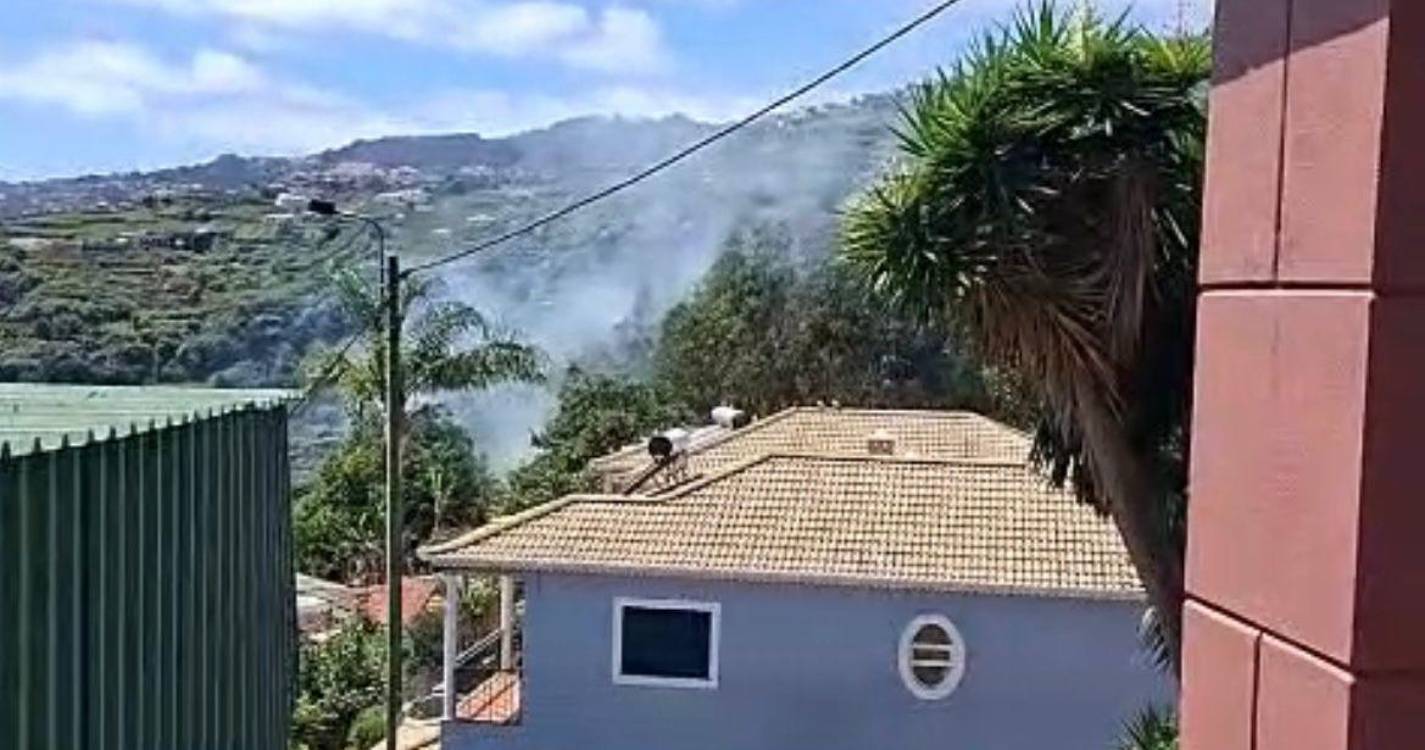 Incêndio perto de casas no Funchal (com vídeo)