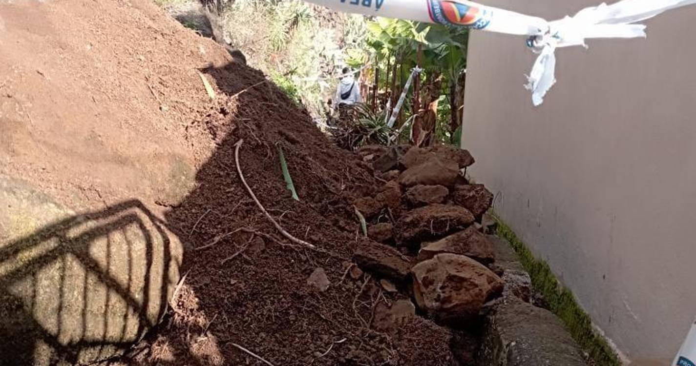 Temporal provoca deslizamento de terras em levada da Nazaré (com vídeo)