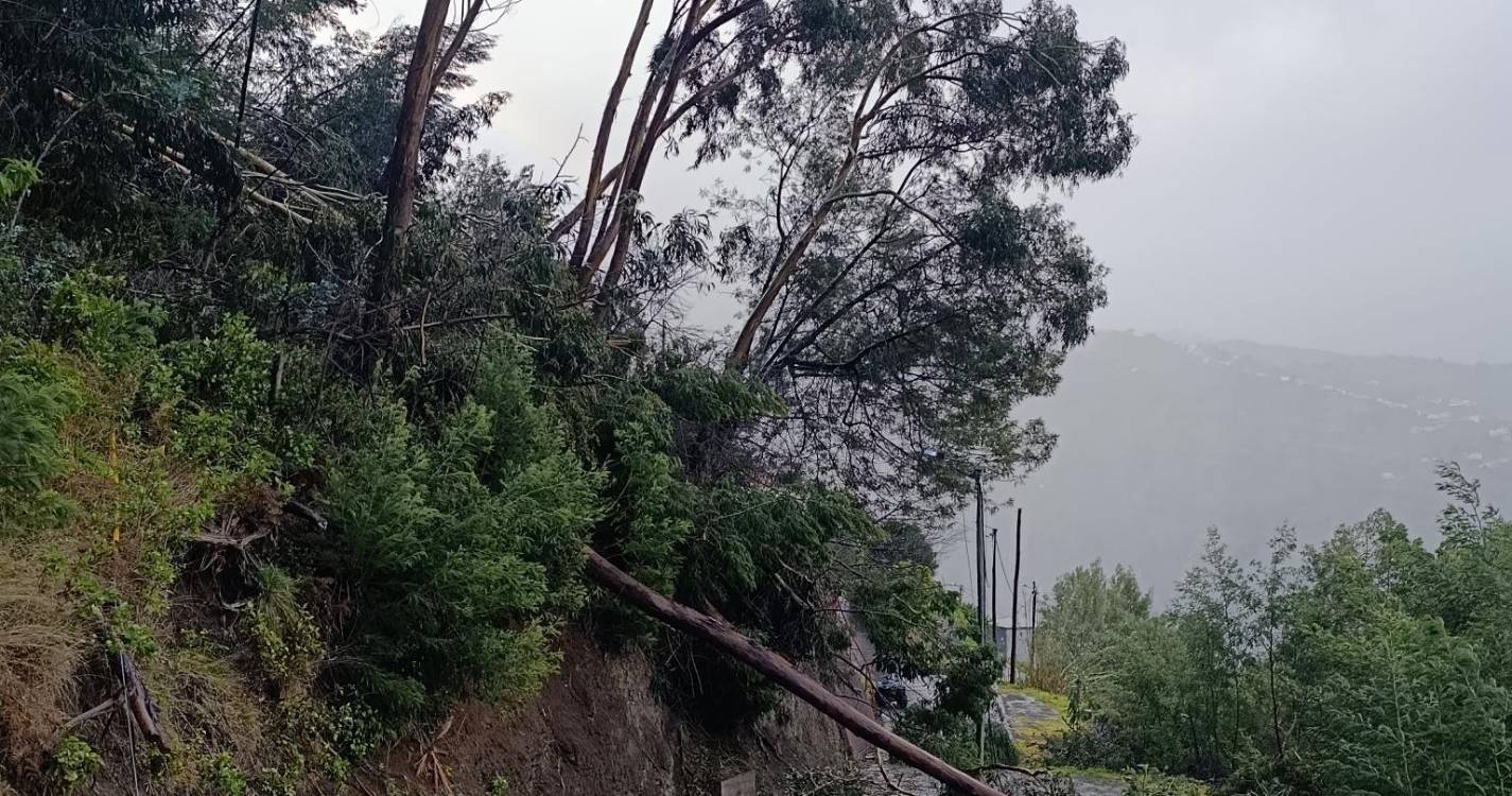 Mau tempo isola população de localidade na Ribeira Brava