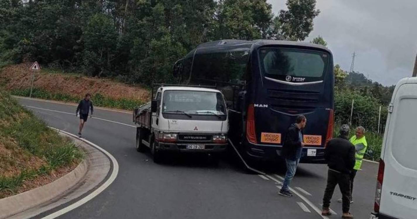 Acidente na Camacha com autocarro atrapalha automobilistas