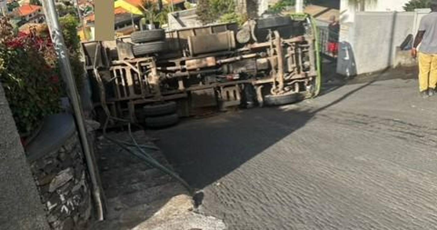 Aparatoso capotamento causa transtornos no trânsito no Funchal (com fotos)