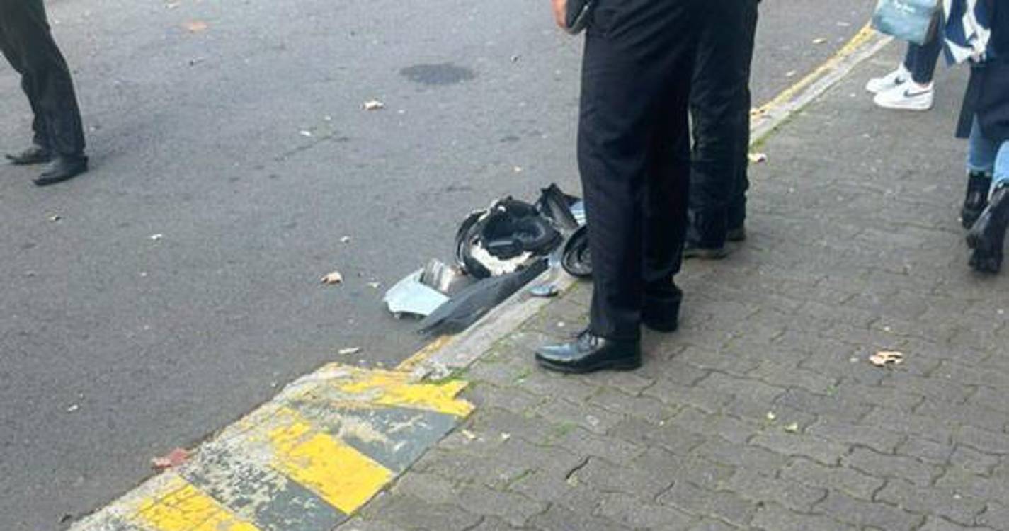 Acidente entre autocarro e moto causa ferido grave