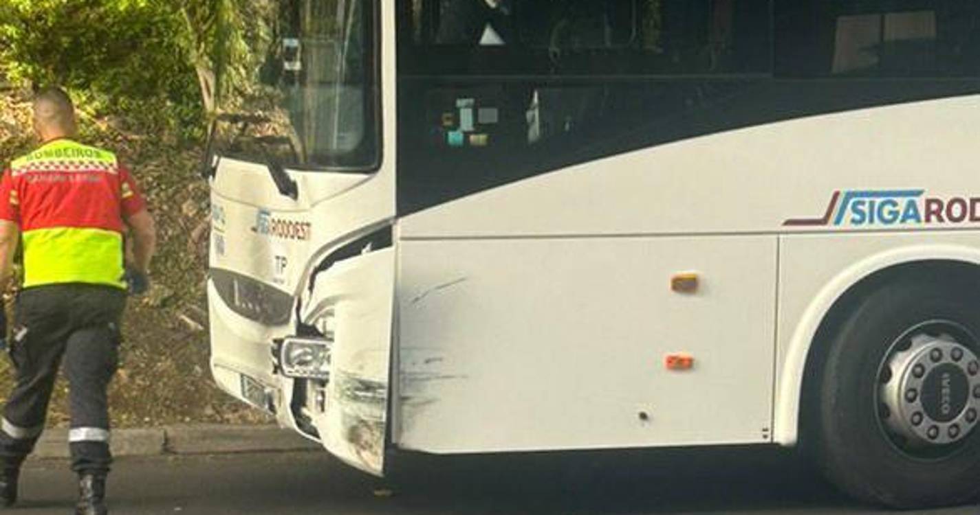 Acidente entre autocarro e moto causa ferido grave