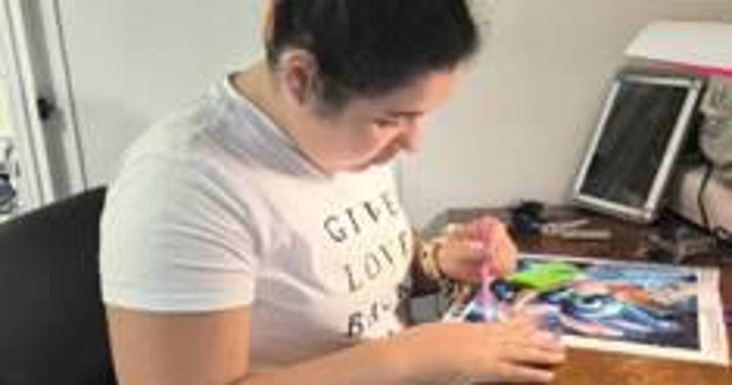 Jovem com epilepsia reflexa refratária mostra ‘O Silêncio das Cores’ em São Vicente