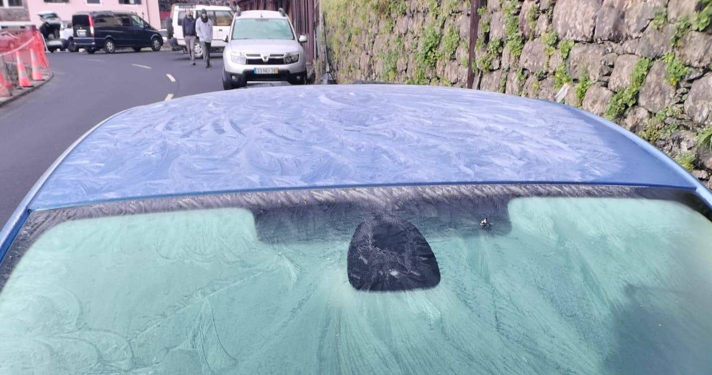 Madrugada fria nas zonas altas da Madeira cobre veículos de geada
