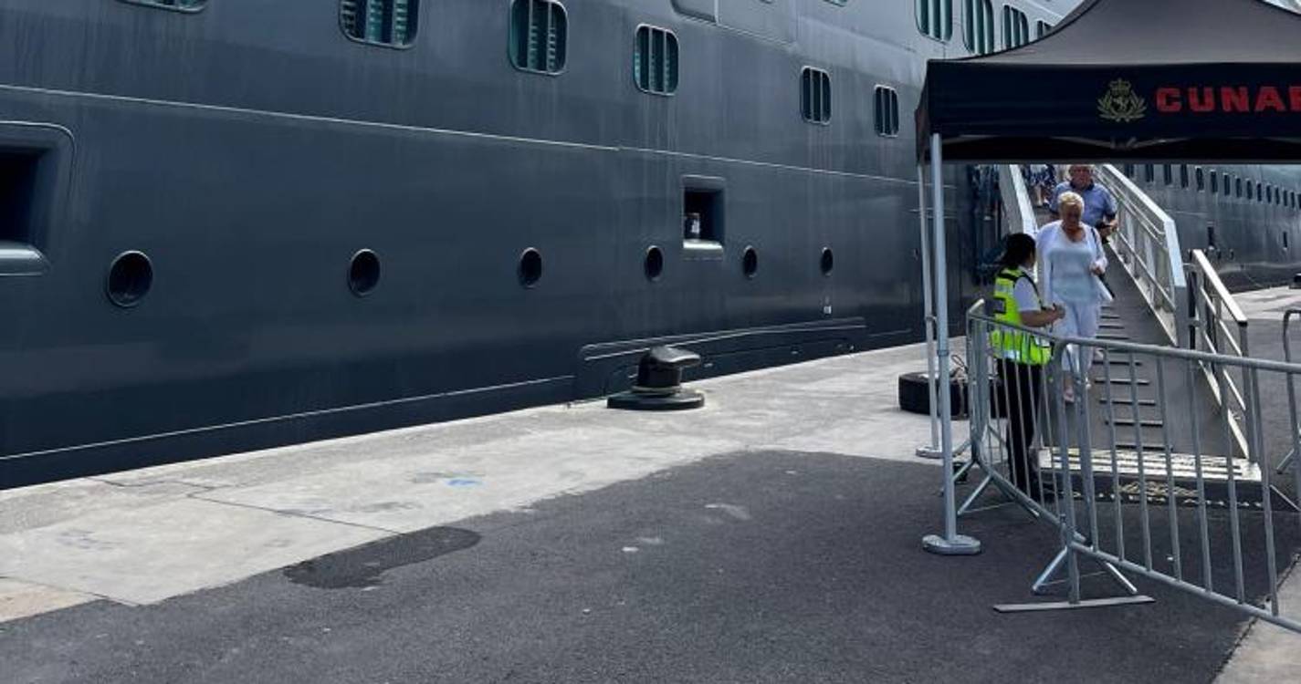 Troca de placas a bordo do ‘Queen Anne’ esta manhã