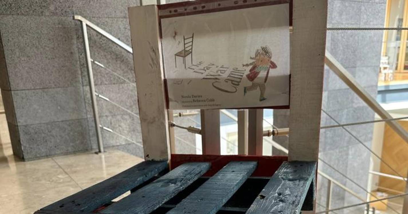 Exposição no Fórum Machico alerta para atrocidades da guerra contra as crianças