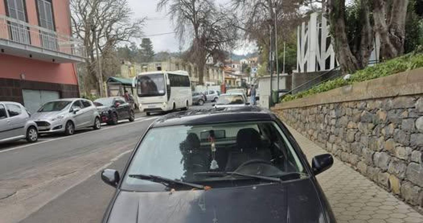 Viatura sem seguro abandonada na rua há mais de um mês na Camacha