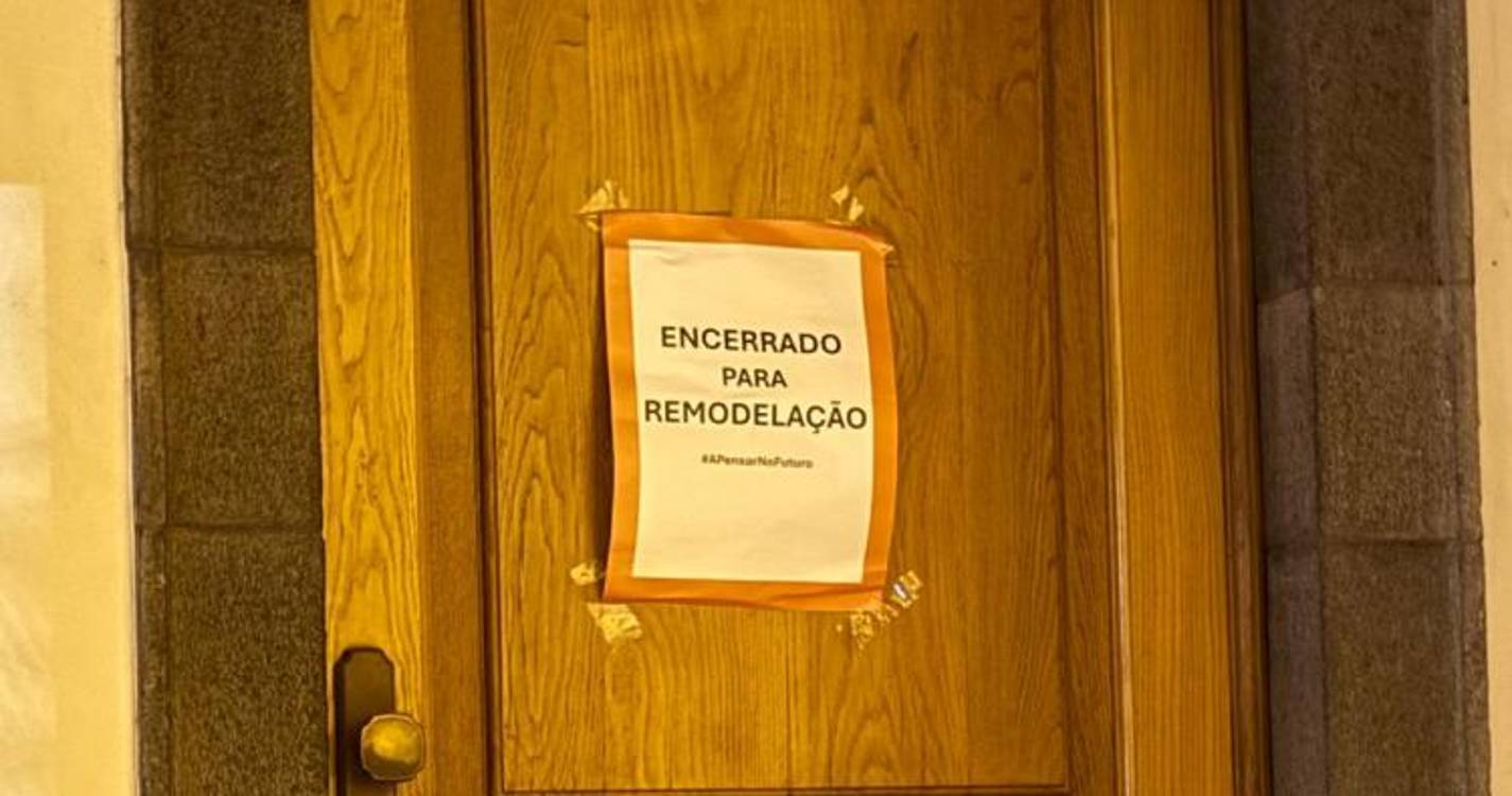 Sede do PSD Madeira amanhece com aviso caricato