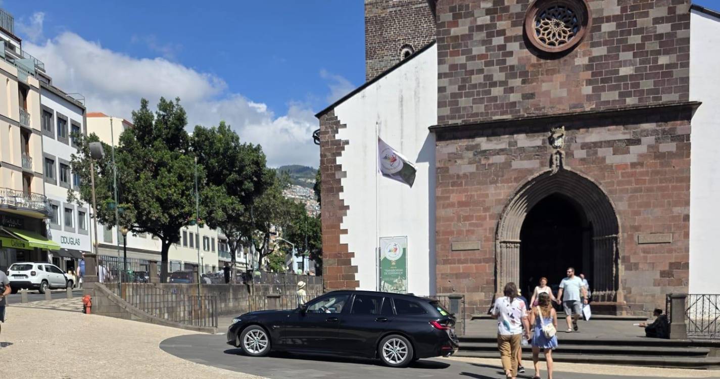 Viatura circula em zona pedonal junto à Sé e desperta curiosidade (com fotos e vídeo)