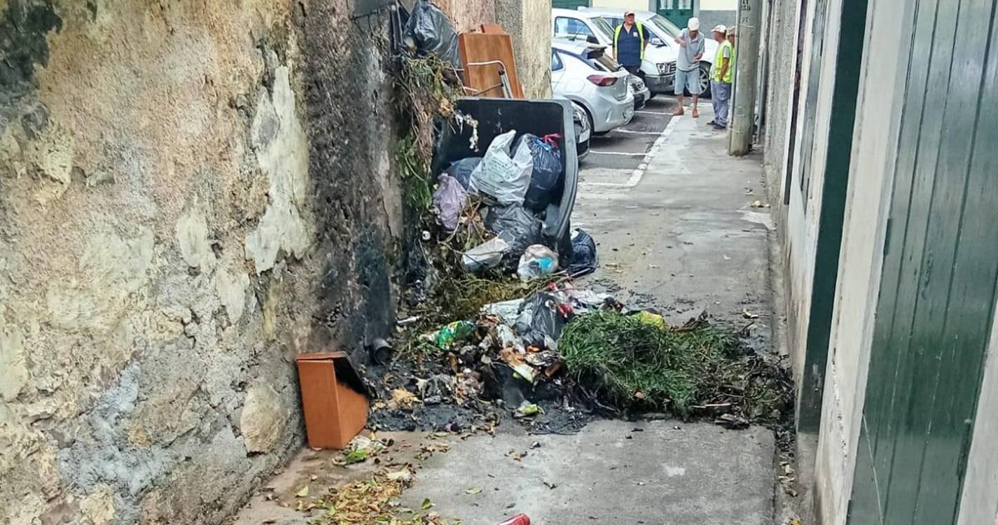 Vandalismo em São Pedro: Contentores de lixo incendiados durante a madrugada