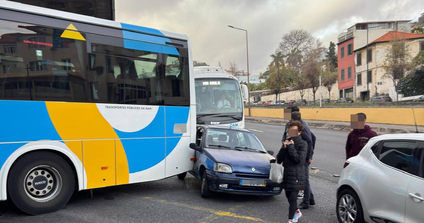 Carro estacionado em zona proibida abalroado por autocarro