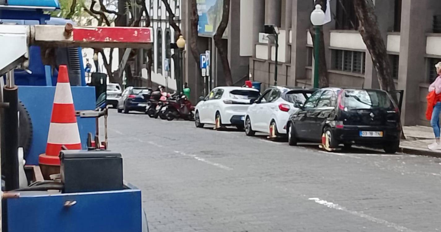 PSP bloqueia várias viaturas estacionadas em lugares reservados na Avenida Arriaga