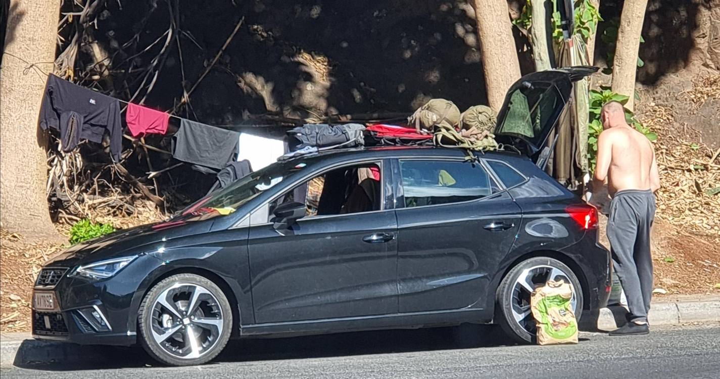 Estendal improvisado na rotunda da Fundoa (com fotos)