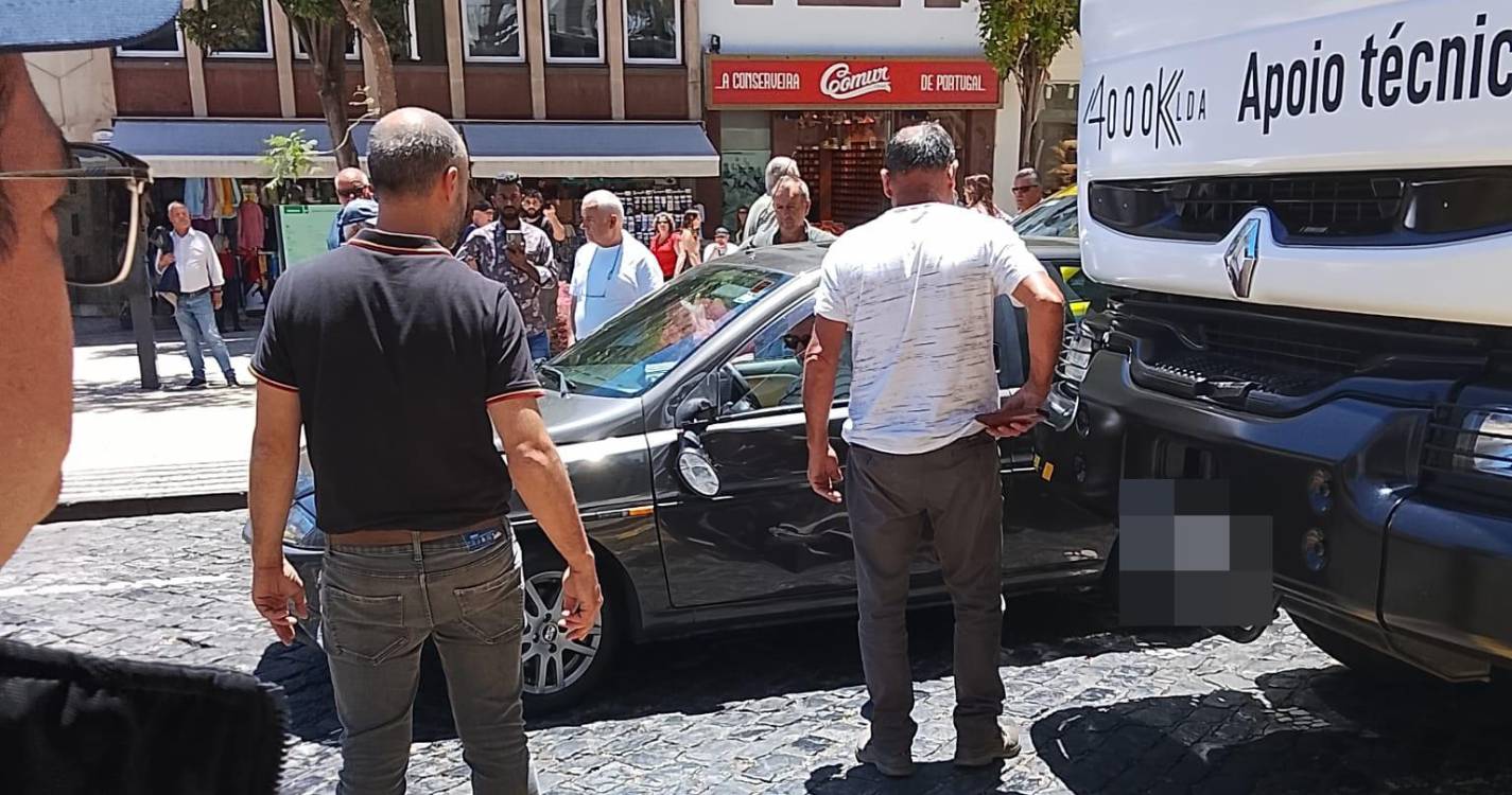 Camião colide com viatura ligeira durante manobra no Funchal
