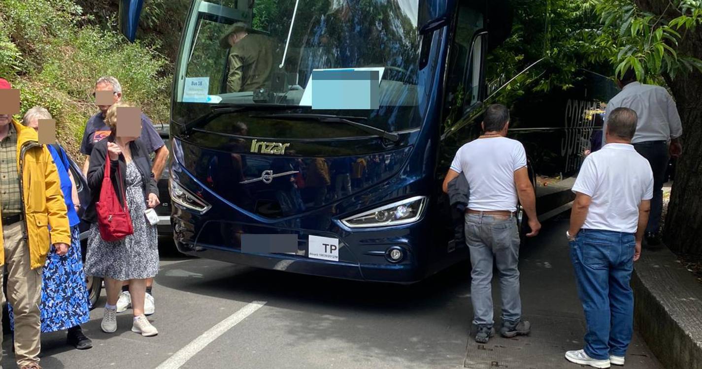 Trânsito bloqueado no Cabo Girão com autocarro impedido de avançar