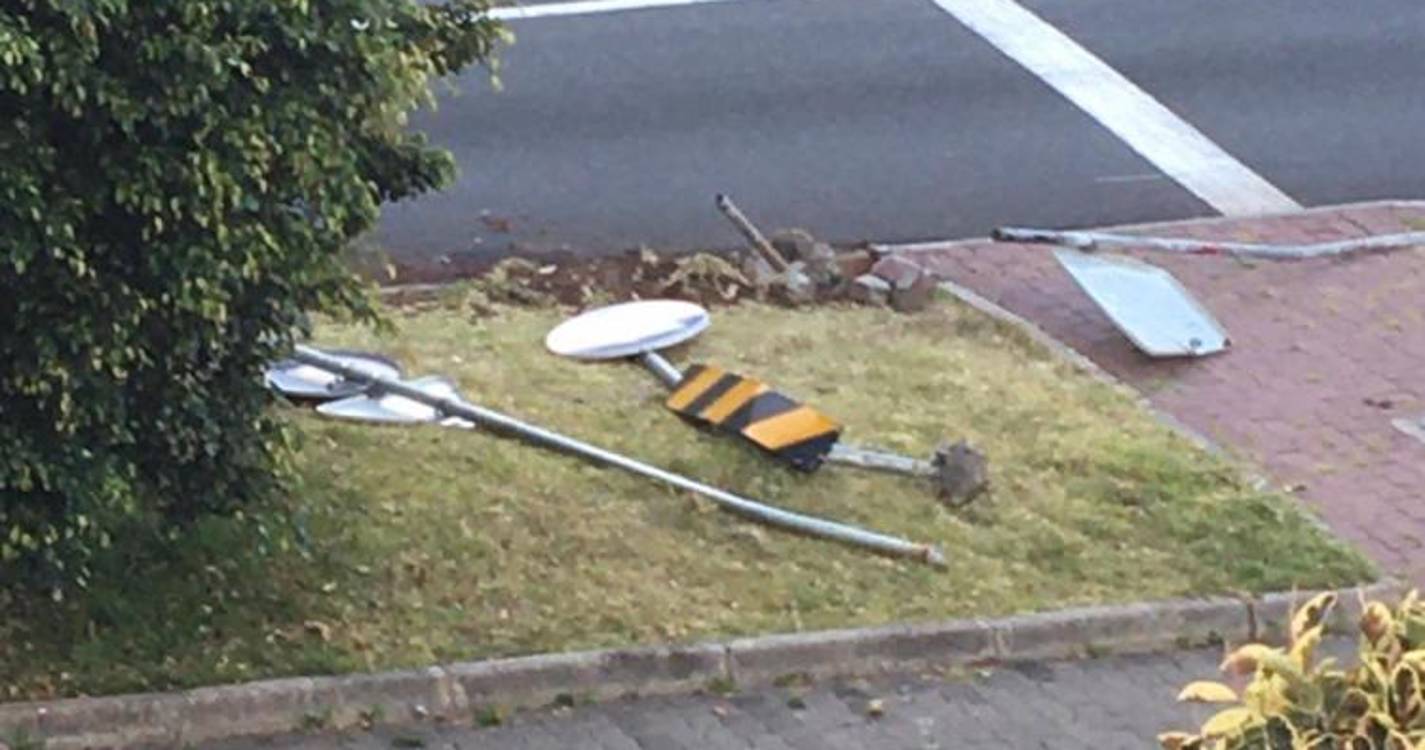 Condutor despistou-se e derrubou sinalética na Rua Nova do Vale da Ajuda (com fotos)