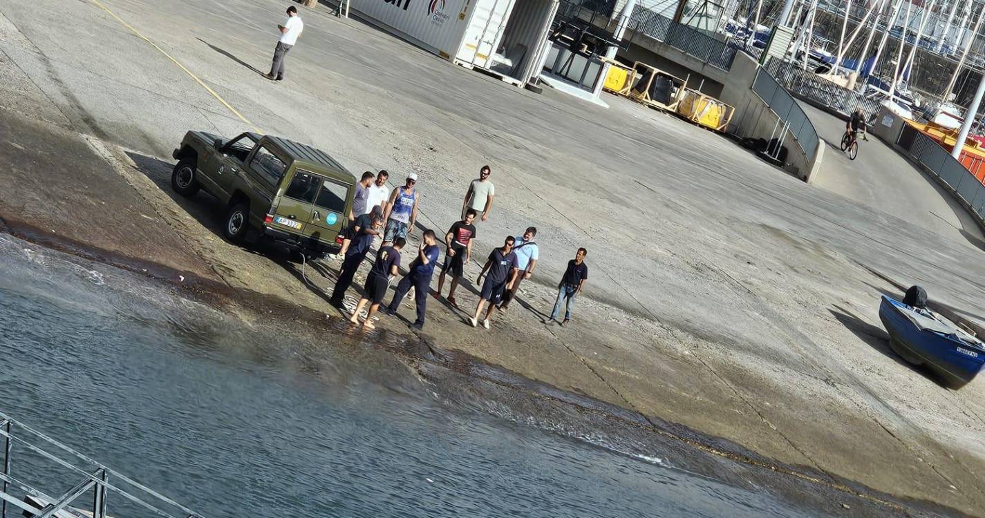 Carro cai ao mar na zona do centro náutico de São Lázaro