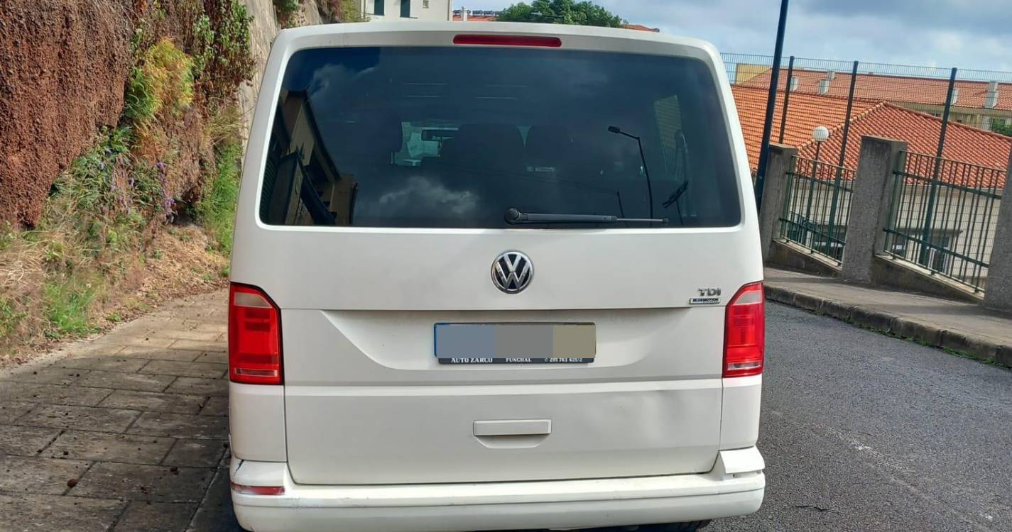 Moradores das Figueirinhas revoltados com carrinha abandonada há mais de quatro meses