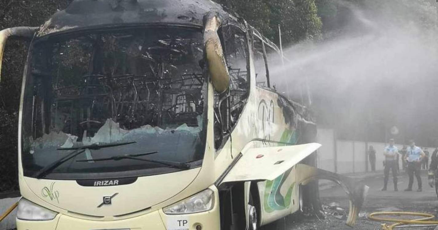 Autocarro ficou completamente destruído pelo fogo (com fotos)