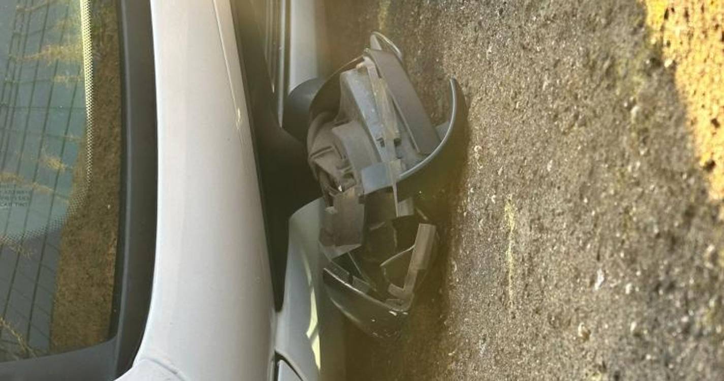 Condutor bate em carro estacionado e coloca-se em fuga no Caniço