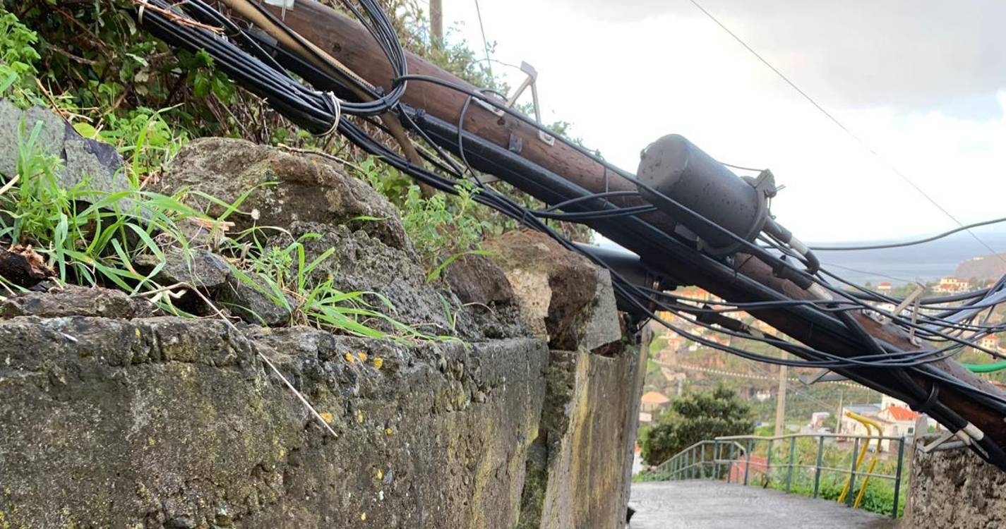 Poste elétrico não resiste às fortes rajadas de vento na Ribeira Brava (com fotos)