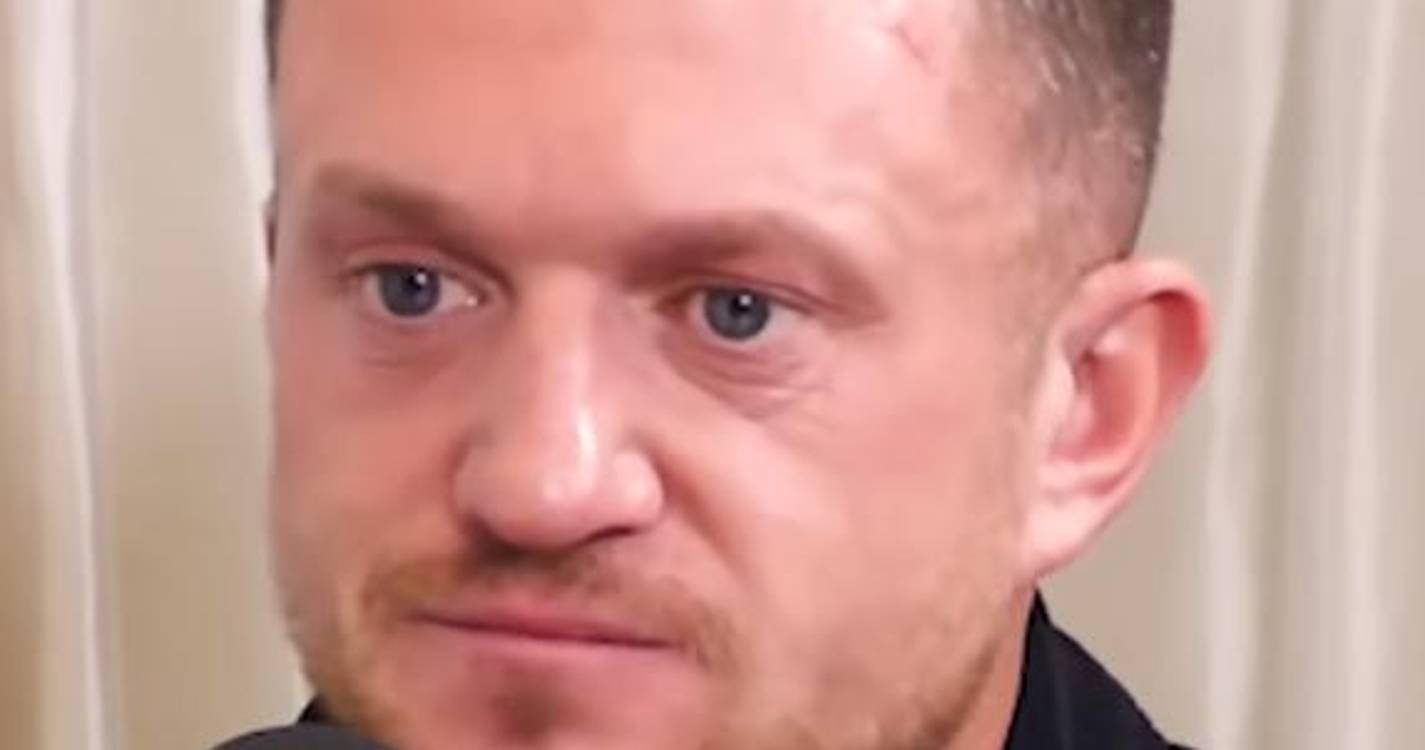 Líder britânico anti-imigração detido à chegada de Portugal em caso de agressão