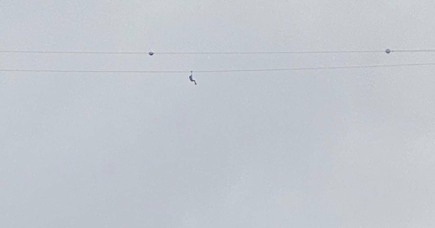 Praticante de zipline fica suspenso entre a Ribeira da Janela e a Fajã de Barro (com vídeos)