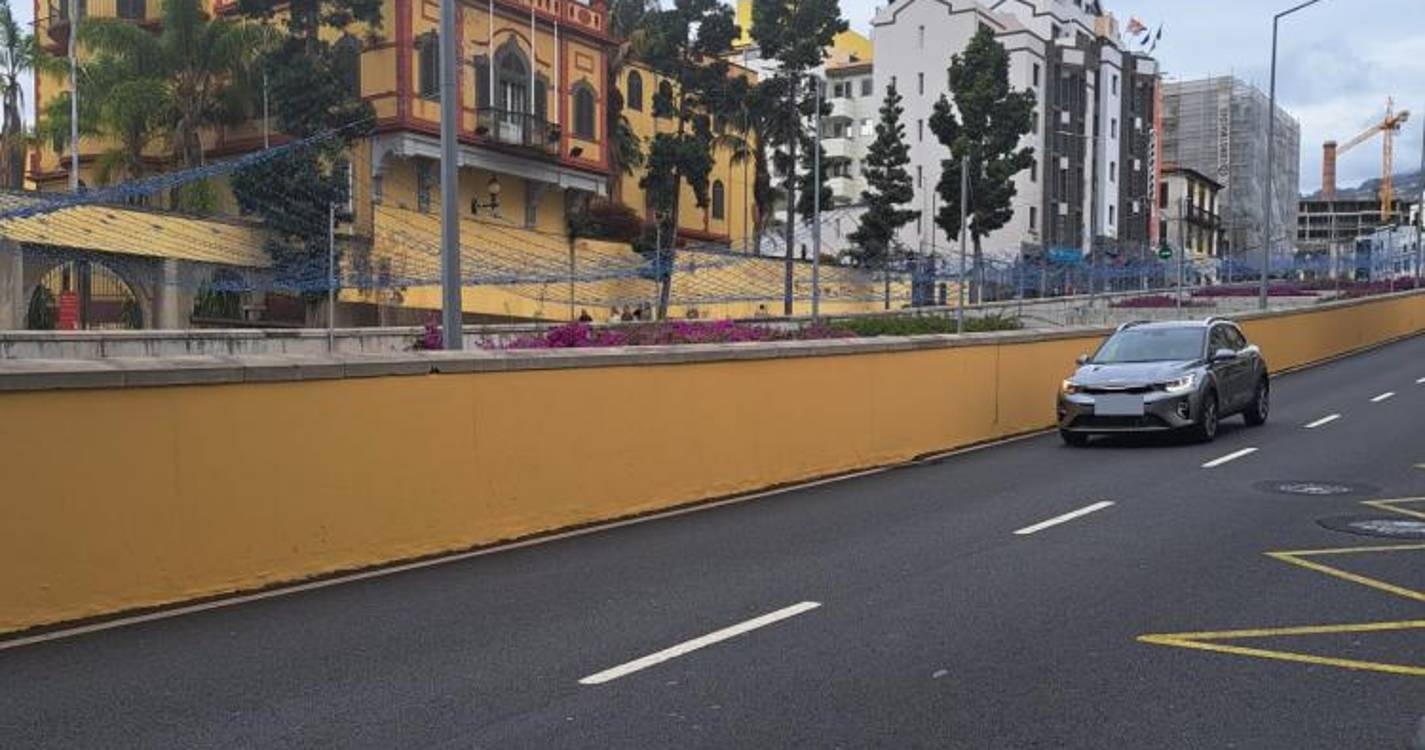 Turista em contramão desce 31 de Janeiro ‘sempre a abrir’