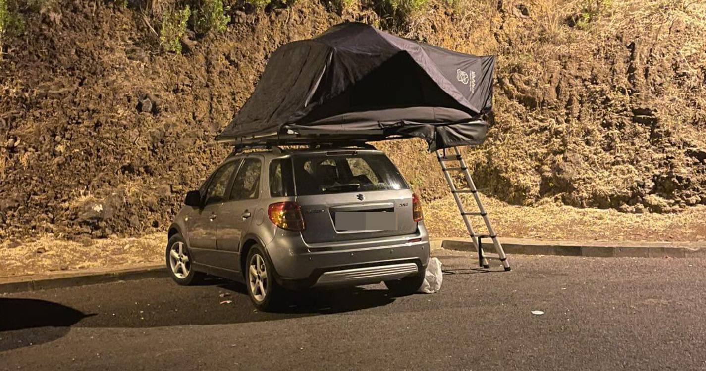 Tenda montada no Miradouro das Neves capta atenção de transeuntes