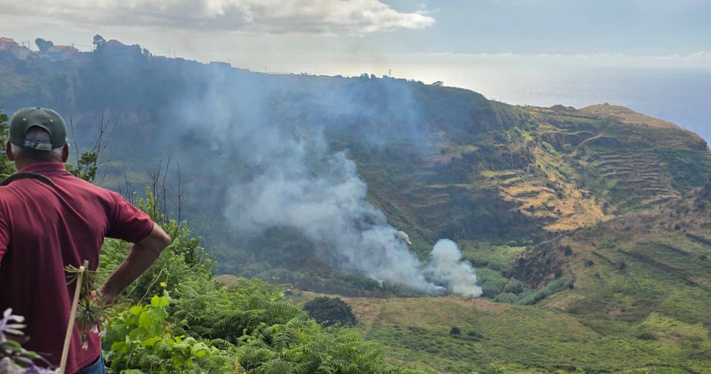 Três corporações e helicóptero combatem incêndio na Ponta do Pargo (com vídeo)