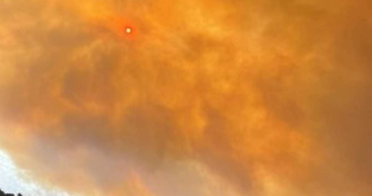 Imagens mostram fogo a chegar ao Porto Moniz