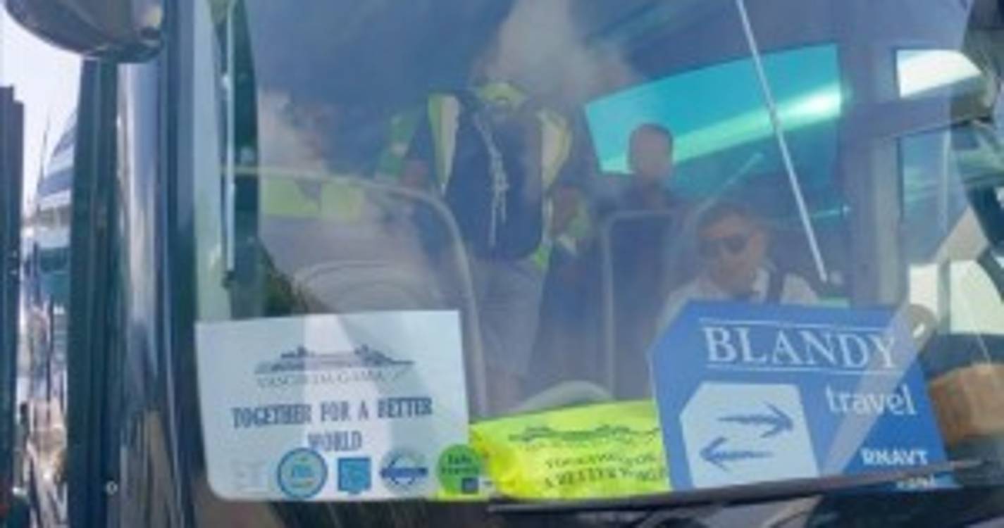 31 tripulantes do cruzeiro ‘Vasco da Gama’ limpam praia da Maiata