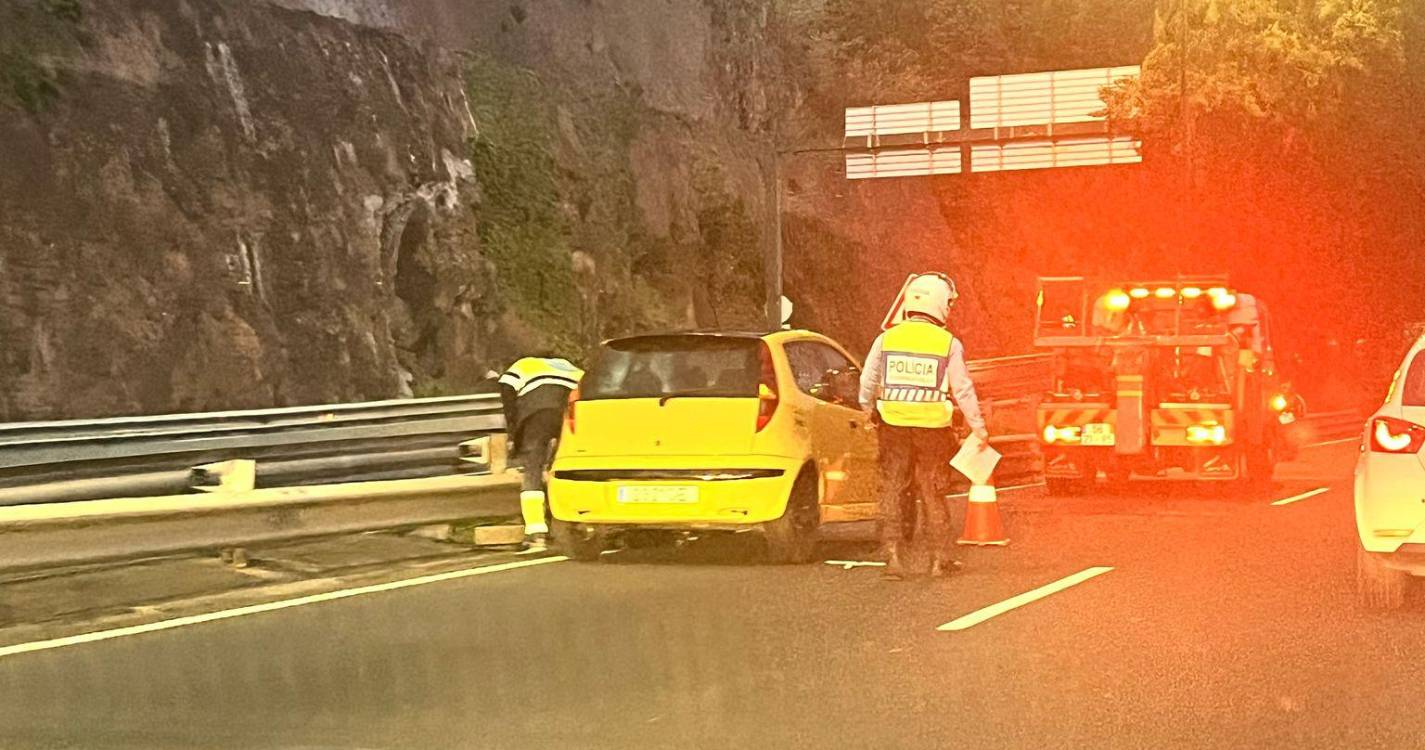 Via rápida: Viatura fica sem pneu em andamento