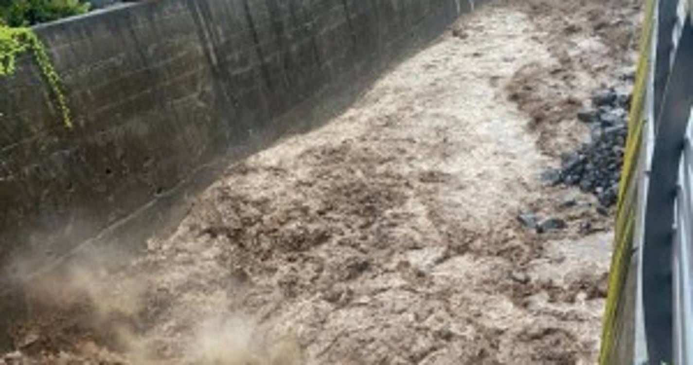 Ribeiras cheias no Funchal geram curiosidade (com fotos e vídeo)