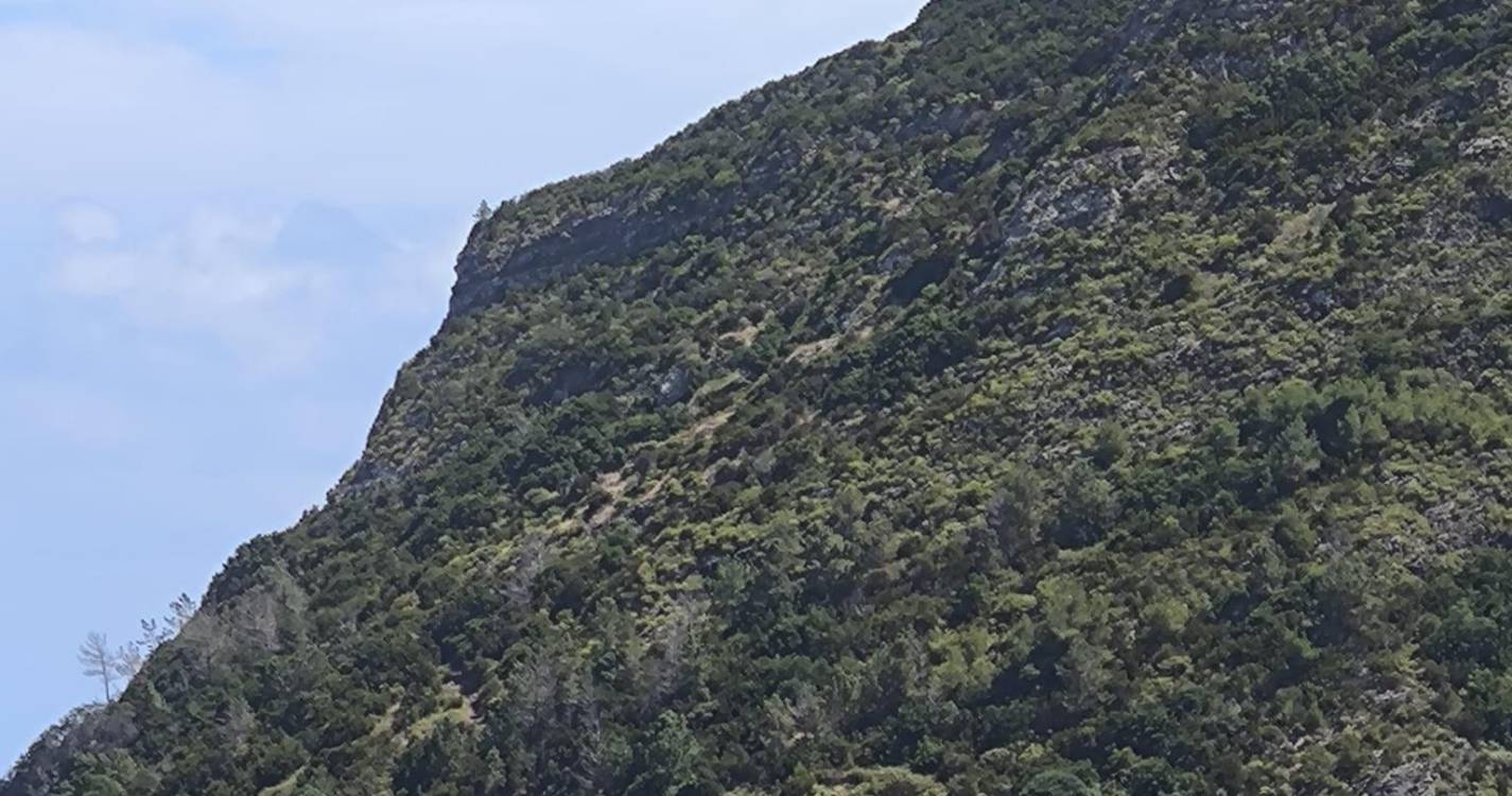 Turista resgatada pelo helicóptero após queda na Penha D´Águia