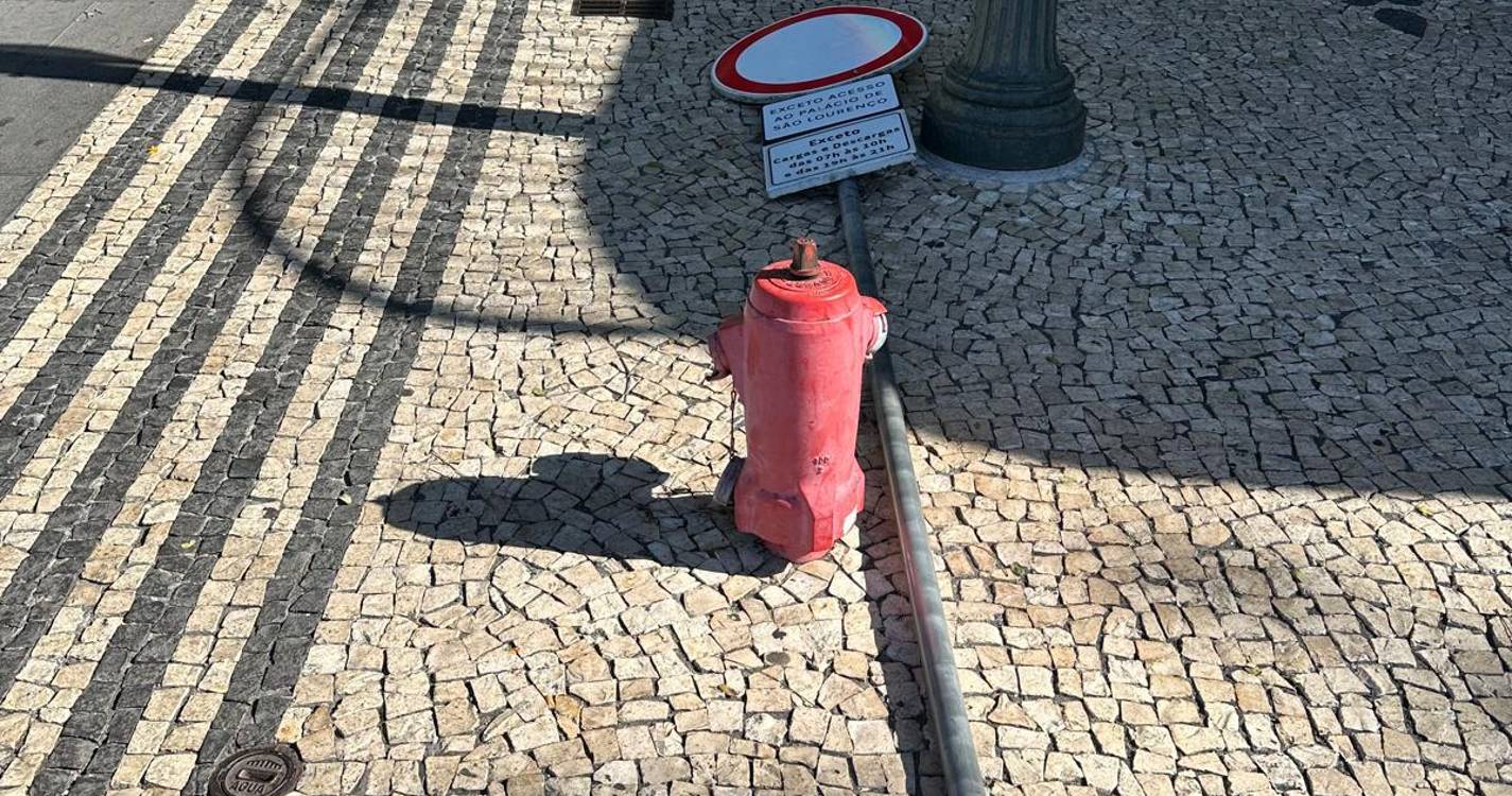 Homem derruba sinal de trânsito colocado em local de passagem de peões no Funchal