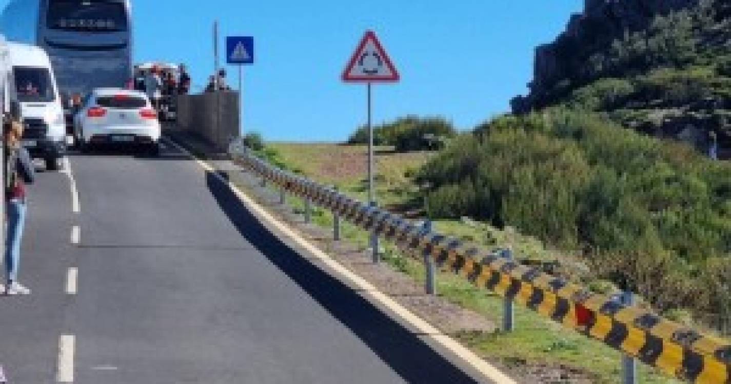 Caos no trânsito novamente instalado no Pico do Areeiro (com fotos)