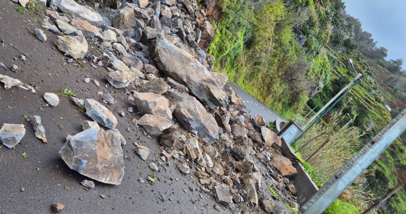 Grande derrocada no Espigão deixa estrada obstruída (com vídeo)
