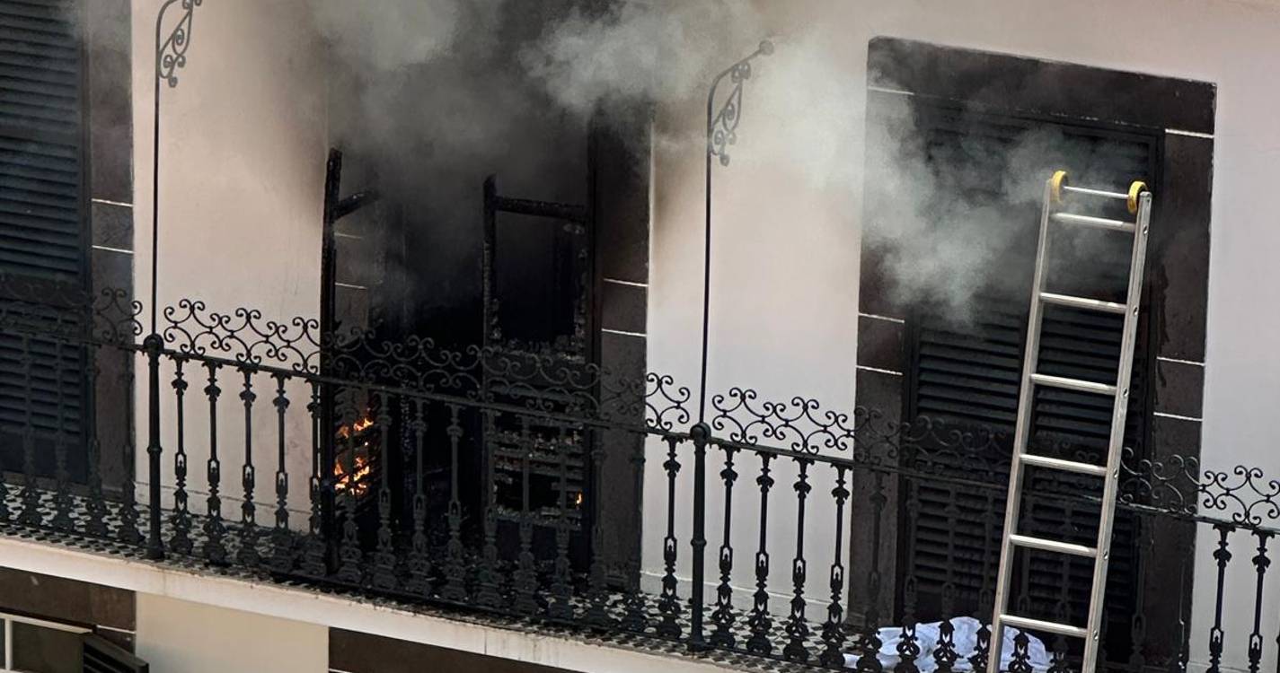 Vídeo mostra fogo a consumir último andar de prédio no centro do Funchal