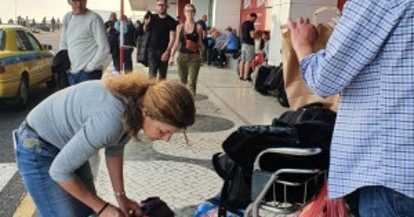 Horas de espera no aeroporto levam passageiros a perder a paciência e a apontar "falta de organização"