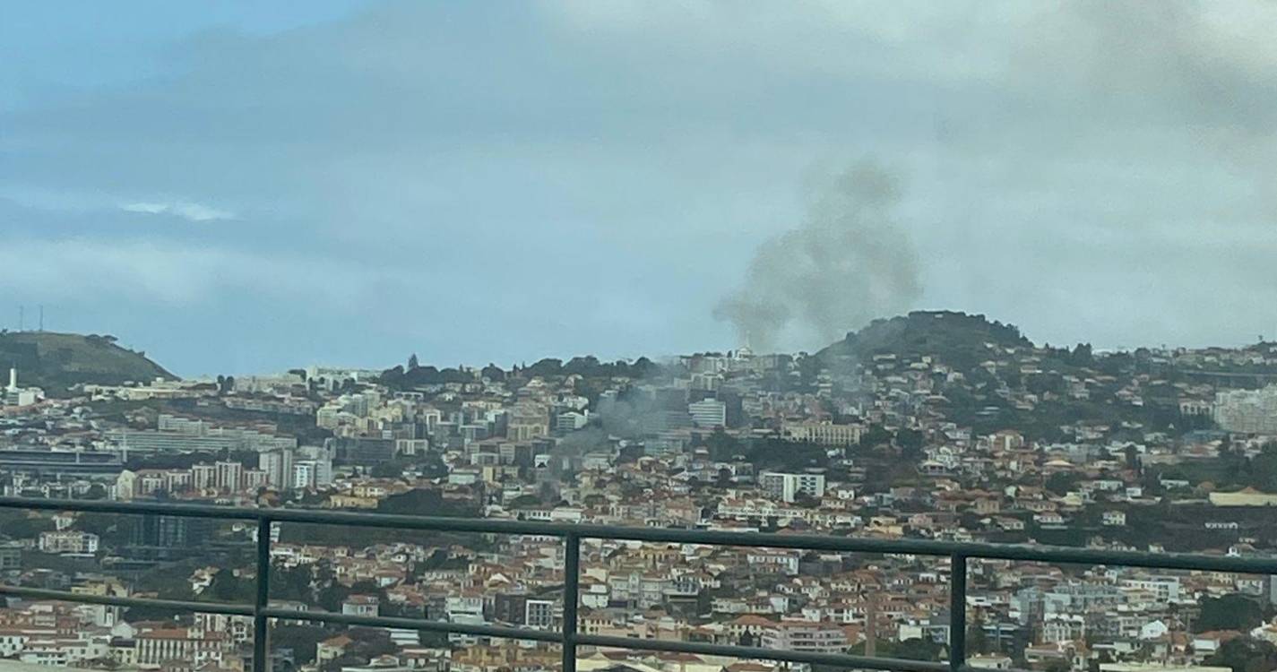 Três viaturas e sete homens combatem incêndio em anexo de residência no Funchal (com vídeo)