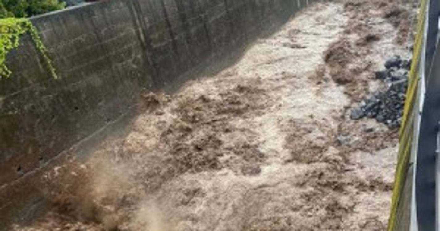 Ribeiras cheias no Funchal geram curiosidade (com fotos e vídeo)