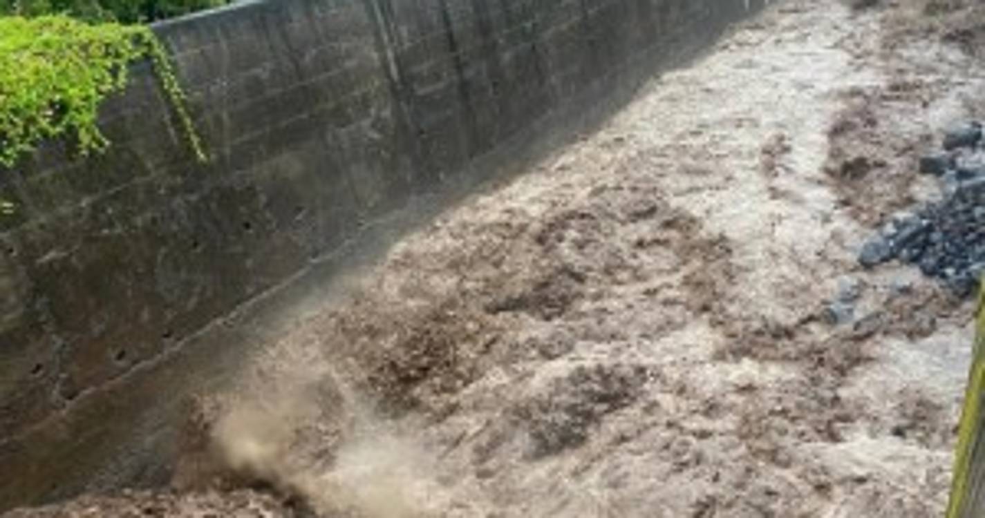 Ribeiras cheias no Funchal geram curiosidade (com fotos e vídeo)