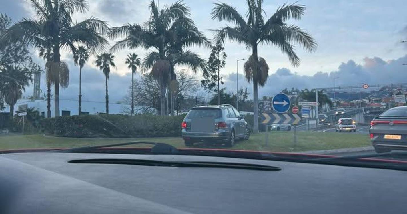 Carro estacionado na rotunda capta atenções em São Martinho