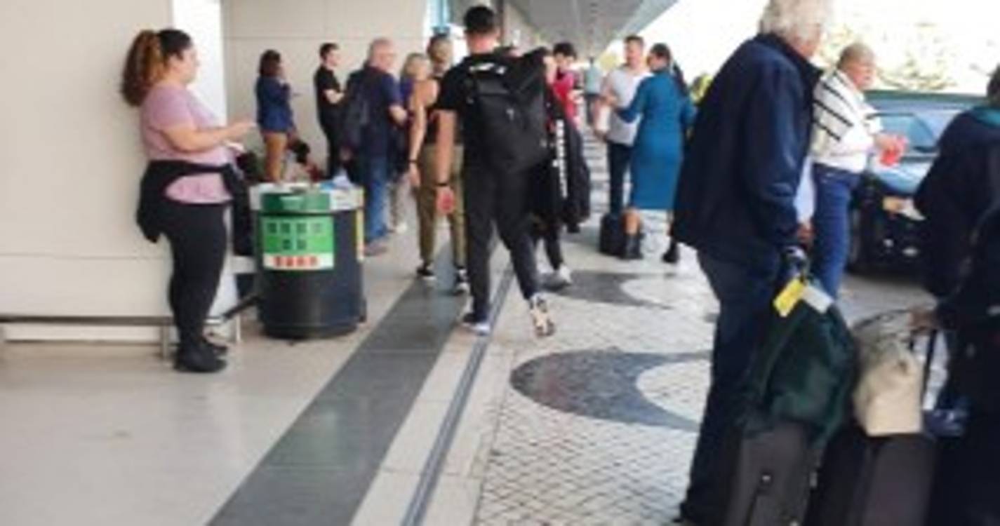Horas de espera no aeroporto levam passageiros a perder a paciência e a apontar "falta de organização"