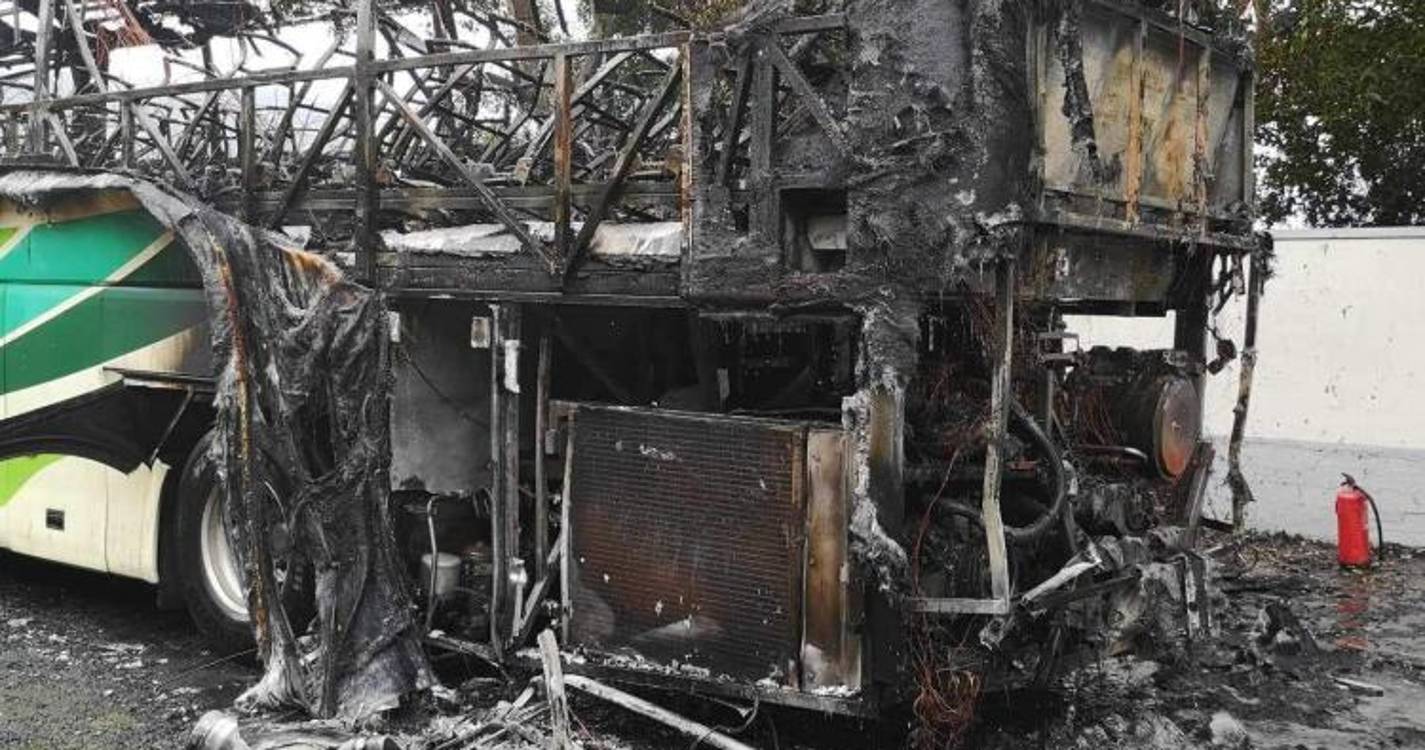 Vídeo mostra autocarro em chamas no Funchal quando ainda estava em movimento