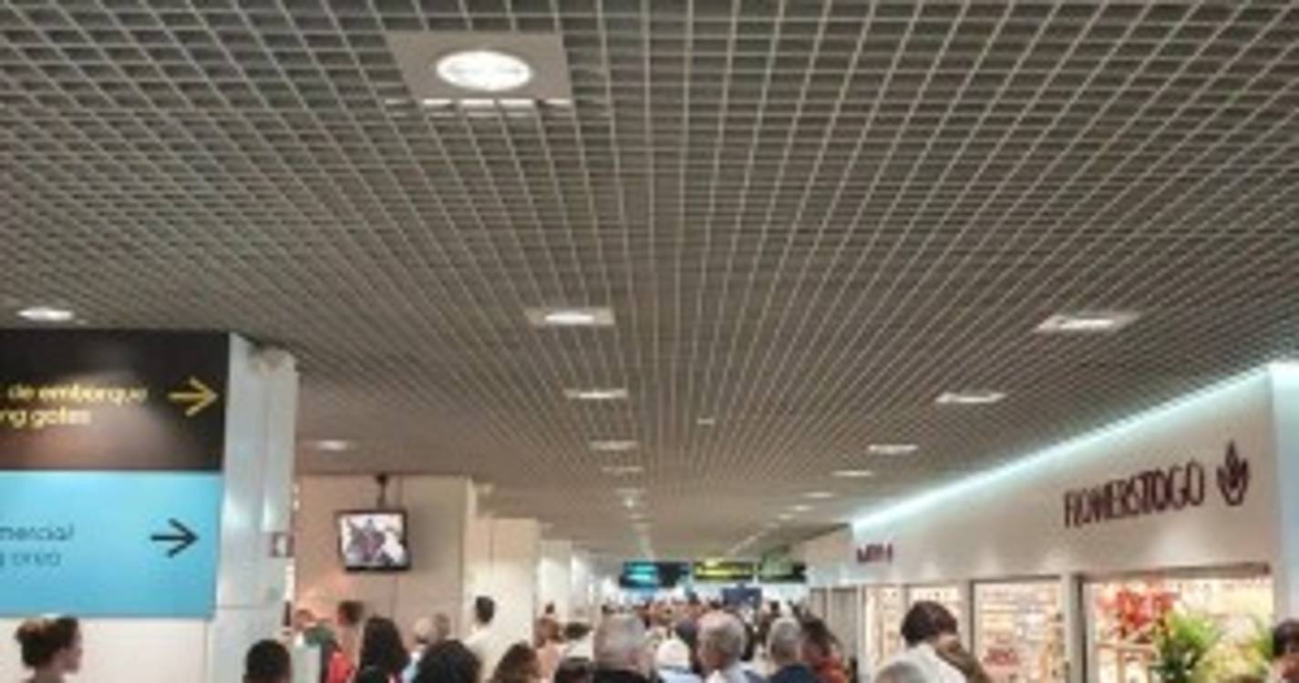Horas de espera no aeroporto levam passageiros a perder a paciência e a apontar "falta de organização"