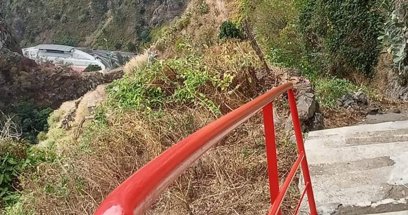 Junta da Ribeira Brava reforça proteção de acesso na Eira do Mourão